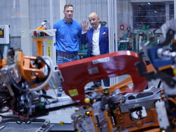 Präzision auf höchstem Niveau - Die flexiblen Roboterzellen des Werkzeugbaus fertigen unter anderem die Karosserieelemente für den Audi E-tron GT.